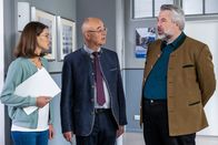 Die Rosenheim-Cops – Die Kommissare Beck (Michaela Weingartner, l.) und Stadler (Dieter Fischer, r.) informieren Polizeidirektor Achtziger (Alexander Duda, M.) über den neuesten Stand der Ermittlungen im aktuellen Mordfall.