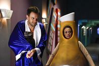 Community – An Halloween erleben nicht nur Jeff (Joel McHale, l.) und Britta (Gillian Jacobs, r.) ihr blaues Wunder ...