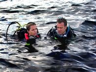 Open Water – Durch einen dummen Irrtum, bei dem die Namen der beiden nicht auf der Passagierliste landen, kommt es zum Unvermeidlichen. Das Boot fährt ohne Susan und Daniel zum Hafen zurück und lässt die beiden auf dem offenen Meer zurück.