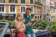 The Mallorca Files – Miranda (Elen Rhys) und Max (Julian Looman) gehen die Beweislage erneut durch und stoßen in den Aufnahmen der Überwachungskameras auf neue Hinweise.