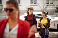 Schloss Einstein – Joyce (Matilda Willigalla, r.) und Io (Clara Jaschob; M.) haben sehr unterschiedliche Einstellungen zur Initiatorin des Theaterwettbewerbs Laura Larsson (Claudia Lenze, l.).