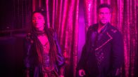Notruf Hafenkante – Daisy (Aysha Joy Samuel) und Kris (Marc Barthel) ermitteln undercover in einem Nachtclub der Hamburger Vampirszene um herauszufinden, ob den Gästen dort tatsächlich echtes Menschenblut angeboten wird.
