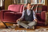 Elementary – Taucht tief in die Recherche zum Mordfall Barry Granger ein: Sherlock Holmes (Jonny Lee Miller), der jeden Zeitungsartikel über Granger und seine Erfindung liest, den er finden kann ...