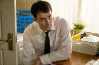 Mum – Jason (Sam Swainsbury) versucht, ein guter Sohn zu sein: Er hat sogar extra sein Hemd gebügelt.