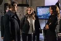 Castle – In einem Geheimversteck der CIA treffen Castle (Nathan Fillion, l.) und Beckett (Stana Katic, M.) auf die Agentin Sophia Turner (Jennifer Beals, r.), eine frühere Muse von Richard Castle ...