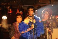SOKO Stuttgart – Victor Millet (Johannes Franke, M.) alias Victoria Divine, Ernst Fengler (Gerd Wameling, l.) alias Kiki und Laurent Leclerc (Bernd Stegemann, r.) alias ZarahLola genießen gemeinsam das Rampenlicht.