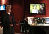 Navy CIS – Während das Team um Gibbs (Mark Harmon, l.) und McGee (Sean Murray, 2.v.l.) den Mord an einem Offizier in Virginia untersucht, reisen Tony (Michael Weatherly, r.) und Ziva (Cote de Pablo, 2.v.r.) nach Berlin, um dort den Mörder zu finden, der Zivas Vater auf dem Gewissen hat ...