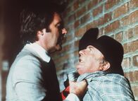 Hart aber herzlich – Nur der Detektiv Teresi (Joe Mantell, r.) kennt den Mörder - verrät er Jonathan (Robert Wagner, l.) das, was er weiß?