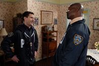 Brooklyn Nine-Nine – Jake Peralta (Andy Samberg, l.); Terry Jeffords (Terry Crews, r.)