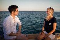 Einstein – Moderator Tobias Müller und Delfin-Forscherin Angela Ziltener auf dem Roten Meer