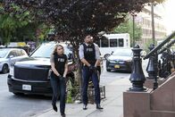 FBI: Special Crime Unit – Special Agent Nina Chase (Shantel VanSanten, l.); Special Agent Omar Adom 'OA' Zidan (Zeeko Zaki, r.)