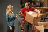 The Big Bang Theory – Penny (Kaley Cuoco, l.) kann es nicht fassen: Sheldon (Jim Parsons, r.) hat sich von seiner Mutter alte Arbeiten schicken lassen, die er als Kind geschrieben hat, da er glaubt, darin vielleicht eine wissenschaftliche Sensation zu entdecken, die ihm den ersehnten Nobelpreis einbringt ...