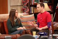 The Big Bang Theory – Als Amy (Mayim Bialik, l.) und Sheldon (Jim Parsons, r.) zusammen "Jäger des verlorenen Schatzes" sehen, macht Amy einige Bemerkungen, die Sheldon den Film vermiesen. Nun sinnt er auf Rache ...