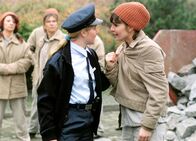 Hinter Gittern - Der Frauenknast – Daniela (Corinna A. Horn, vo.l.) versucht die Kampfhennen auseinander zu bringen und legt sich dabei mit Ginger (Nadine Warmuth, vo.r.) an.