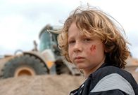 Der Dicke – Die unerlaubte Schussfahrt mit dem Baustellenfahzeug haben nicht nur bei Bodo Merker (Fabian Meier) Schrammen hinterlassen.