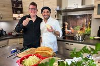 Kochs anders – Tim Biebighäuser-Becker (li.) und Profi-Koch Ali Güngörmüs.