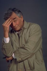 Columbo – Columbo (Peter Falk), der kultige Inspektor mit Glasauge, Trenchcoat und schräger Körperhaltung, bei seinen Recherchen.