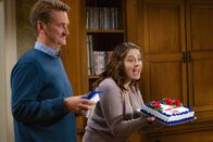 Crazy Ex-Girlfriend – Darryl (Pete Gardner, l.); Rebecca (Rachel Bloom, r.)