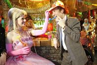 Verliebt in Berlin – Doreen (Alexandra Seefisch, l.) und Sven (Matthias Gall, r.) haben auf der Faschingsfeier Spaß.