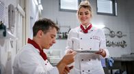 Sturm der Liebe – Greta (Laura Osswald, r.) wird ausgebremst, weil Robert (Lorenzo Patané, l.) sie maßregelt.
