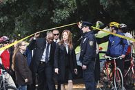 Castle – Special Agent Jordan Shaw (Dana Delany, M.) trifft mit ihren Leuten am Tatort ein.