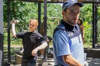 In aller Freundschaft – Jonas Heilmann (Anthony Petrifke, re.) wird von Marcel Meurer (Fynn Stelter) attackiert.