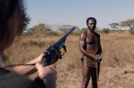 Blood River – Der Zulu-Krieger Kosa (Marc Zinga, re.) wurde gefangen genommen.