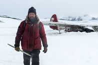 Arctic – Der Forscher Overgård (Mads Mikkelsen) hat den Absturz zwar weitestgehend unverletzt überstanden, ist nun aber auf sich allein gestellt.