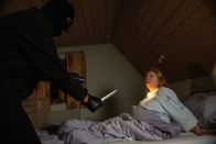 Aktenzeichen XY ... ungelöst – Eine 86-Jährige wird nachts von einem Unbekannten im eigenen Schlafzimmer überrascht und mit einem Messer bedroht. Wochen nach dem Überfall wird sich der Räuber nochmals bei der alten Dame melden.