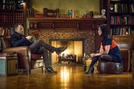 Elementary – Als eine Leiche mit Bissspuren am Hals gefunden wird, werden Holmes (Jonny Lee Miller, l.) und Watson (Lucy Liu, r.) an einen lange zurückliegenden Fall erinnert ...