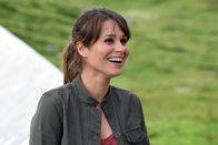 Frühling – Filippa (Cristina do Rego) freut sich, mitten in Bayern einen leibhaftigen Seeadler zu sehen.