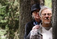 Ewige Jugend – Fred Ballinger (Michael Caine) und sein Freund Mick Boyle (Harvey Keitel) im Wald.