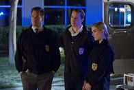 Navy CIS – Bei den Ermittlungen in einem neuen Fall, gerät Vance in eine äußerst ungemütliche Situation. Doch können Tony (Michael Weatherly, l.), McGee (Sean Murray, M.) und Bishop (Emily Wickersham, r.) ihm daraus helfen?; Bei den Ermittlungen in einem neuen Fall, gerät Vance in eine äußerst ungemütliche Situation. Doch können Tony (Michael Weatherly, l.), McGee (Sean Murray, M.) und Bishop (Emily Wickersham, r.) ihm daraus helfen?