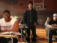 Coach Carter – Während Coach Carter von seinem Team gute Noten verlangt, kämpfen seine Schützlinge gegen die ganz normalen Sorgen ihres Alltags: Timo Cruz (Rick Gonzalez, M.) verdient sich sein Zubrot mit kriminellen Machenschaften und Kenyon Stone (Rob Brown) steht vor einer ungewollten Vaterschaft ...