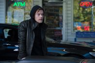 John Wick – Bei einem Überfall auf John Wicks Haus, bei dem es Iosef Tarasof (Alfie Allen) auf dessen Auto abgesehen hat, tötet der Nachwuchsgangster auch dessen Welpen. Nichtahnend, dass der Hundebesitzer der beste Auftragskiller aller Zeiten war ...