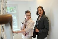 SOKO Kitzbühel – (v.li.) Iris Böhm (Eva Wilfert), Katja Brenner (Doris Koller).
