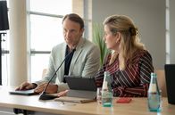 In aller Freundschaft – Gesundheitsdezernent Martin Stein (Bernhard Bettermann) und Sarah Marquardt (Alexa Maria Surholt) stellen sich der Presse.