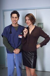 Scrubs - Die Anfänger – J.D. (Zach Braff, l.) bekommt den Auftrag, sich um das Wohlergehen der einflussreichen Tochter des Krankenhausgründers zu kümmern und muss schon bald feststellen, dass Mrs. Sullivan (Christa Miller, r.) eine resolute Frau ist, die sich nimmt, was sie will ...