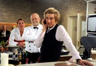 Rote Rosen – ARD ROTE ROSEN FOLGE 1040 Uhr im ERSTEN. Carla (Maria Fuchs, l.) und Alfred (Rolf Nagel, M.) haben längst erkannt, dass Mick (Tobias Rosen, r.) in Ella verliebt ist.