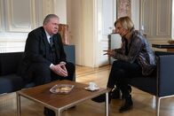 Der Staatsanwalt – Staatsanwalt Bernd Reuther (Rainer Hunold) forscht auch bei Gerda Maibaum (Petra Bischoff) nach, die schon früh Zweifel an Jasmins Schuld hatte.