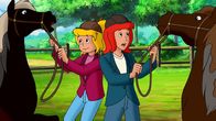 Bibi und Tina – Die neuen Ponys des Grafen sind ganz schön wild, finden Bibi (l.) und Tina (r.).
