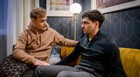 Sturm der Liebe – Leander (Marcel Zuschlag, r.) wird von Max (Stefan Hartmann, l.) aus seinem Albtraum geweckt.