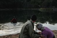 Cryptid – Niklas (Julius Fleischanderl, M.) und Ester (Maja Johanna Englander, r.) können nur noch zuschauen, wie Lisa (Astrid Morberg, l.) in den See hinein geht.