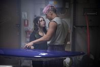 Surviving Summer – Summer (Sky Katz, links) hilft Baxter (Josh Macqueen, rechts) dabei, ein neues Surfbrett zu bauen. Dabei kommen sich die beiden näher.