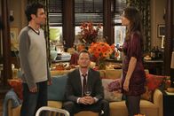 How I Met Your Mother – Lily und Marshall feiern zum ersten Mal in der eigenen Wohnung Thanksgiving und laden dazu ihre Freunde Ted (Josh Radnor, l.), Barney (Neil Patrick Harris, M.) und Robin (Cobie Smulders, r.) ein ...
