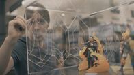 Die Geschichte der Fantasy – David J. Peterson verdient sein Geld, indem er Sprachen für Fantasyfilme, wie "Thor" und "Doctor Strange" erfindet. Für das wilde Reitervolk der "Dothraki" aus der Serie "Game of Thrones" entwickelte er ebenfalls eine fiktionale Sprache.