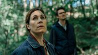 Spuren – Es kann auf jede Kleinigkeit ankommen: Barbara Kramer (Nina Kunzendorf) und Thomas Riedle (Tilman Strauß) am Fundort der Leiche.