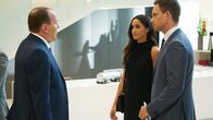 Suits – Rachel (Meghan Markle) und Mike (Patrick J. Adams) treffen auf den zum Bewerbungsgespräch erschienenen Larry Burnham (Larry Day). Wird er eine Rolle spielen beim Fortbestand der Kanzlei ohne Jessica?