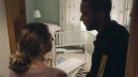 Doktor Ballouz – Emmi (Lena Klenke) und ihr Freund Fabian (Noah Tinwa) können es nicht fassen, dass ihr ungeborenes Baby Gendefekt hat.