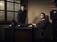 Supernatural – (10. Staffel) - Sam (Jared Padalecki, r.) will seinen Bruder Dean (Jensen Ackles, l.) auf keinen Fall aufgeben und lässt sich weder vom Teufel noch von dem Kainsmal abschrecken ...